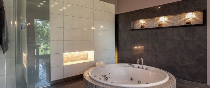 Bilden visar hur belysning kan användas för att skapa en både stilfull och funktionell badrumsmiljö.